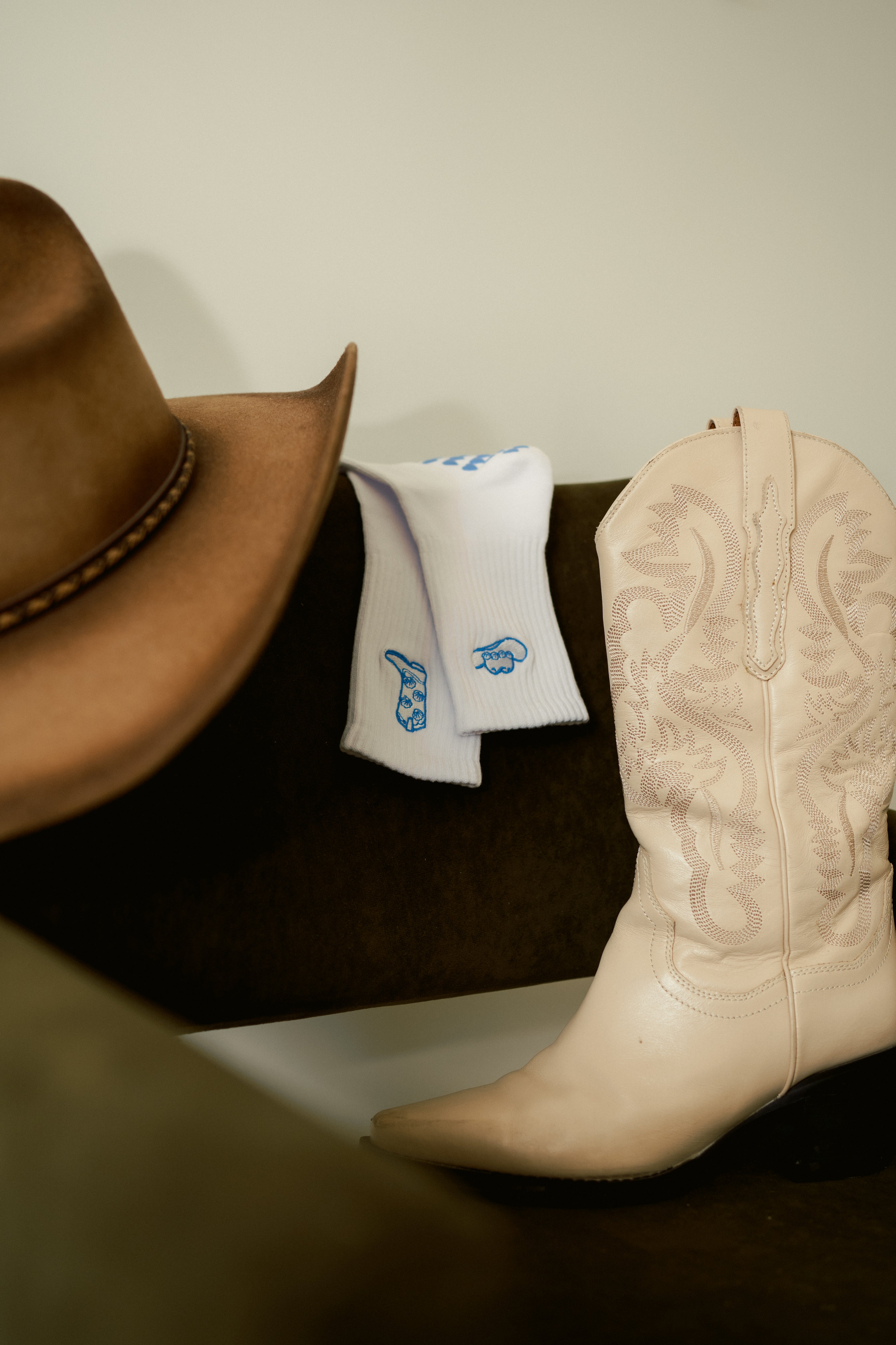 TCC The Core Club Cowboy Hat Grip Pilates Sock – cotton non-slip socks with embroidered cowboy hat & seashells and matching blue heart grippies. Perfect for Pilates, yoga & barre